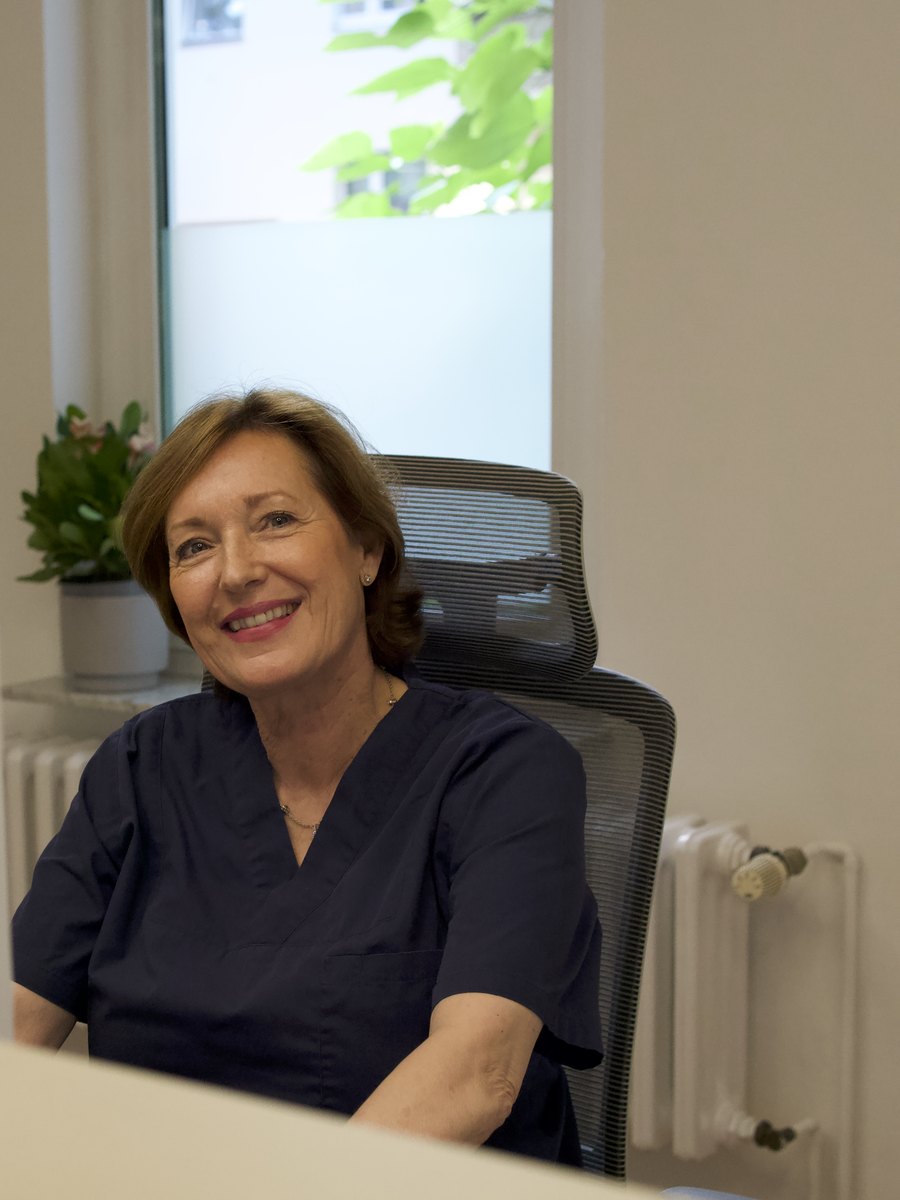 Jacqueline Dell, Anmeldung und Praxisorganisation