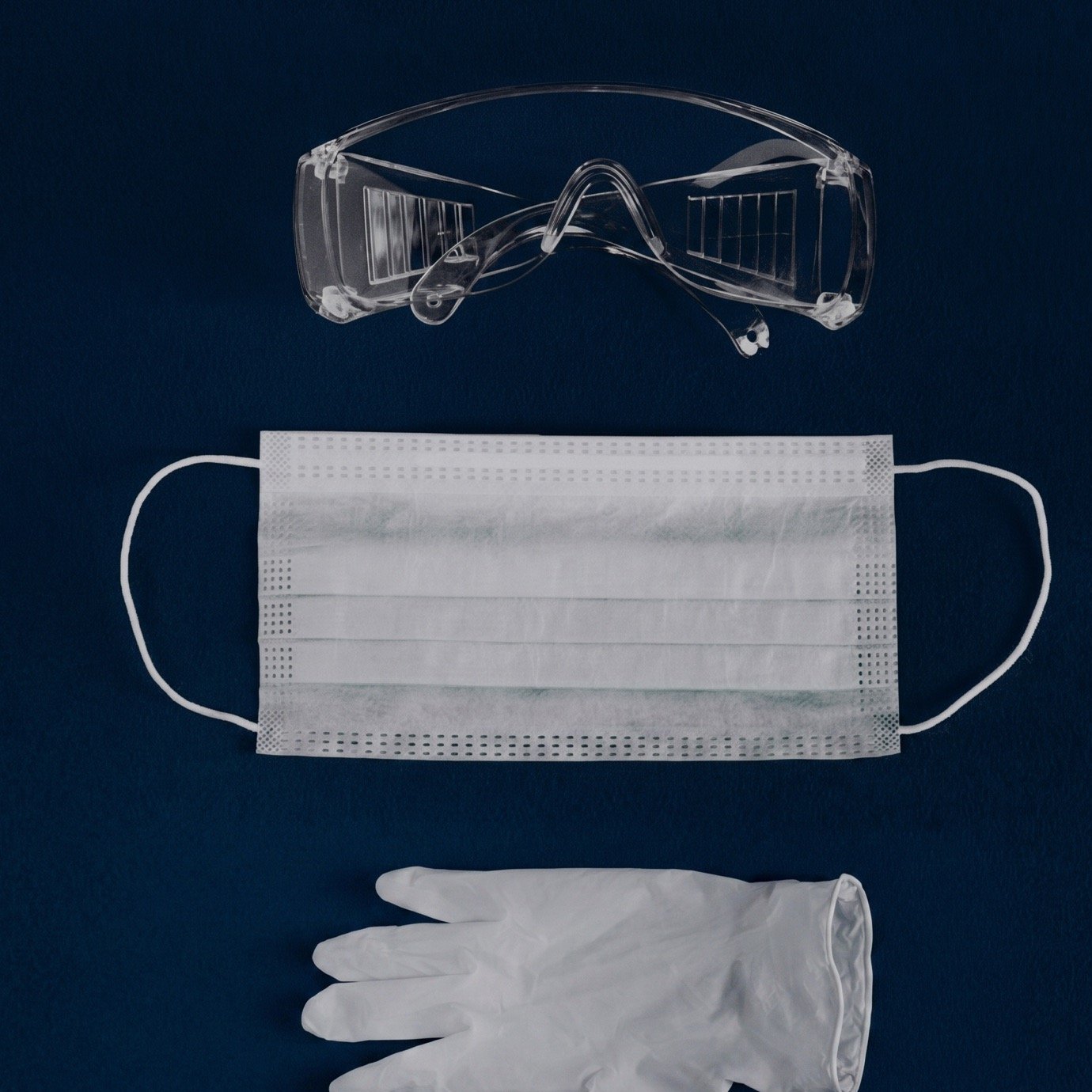 Schutzkleidung: Maske, Schutzbrille und Handschuhe