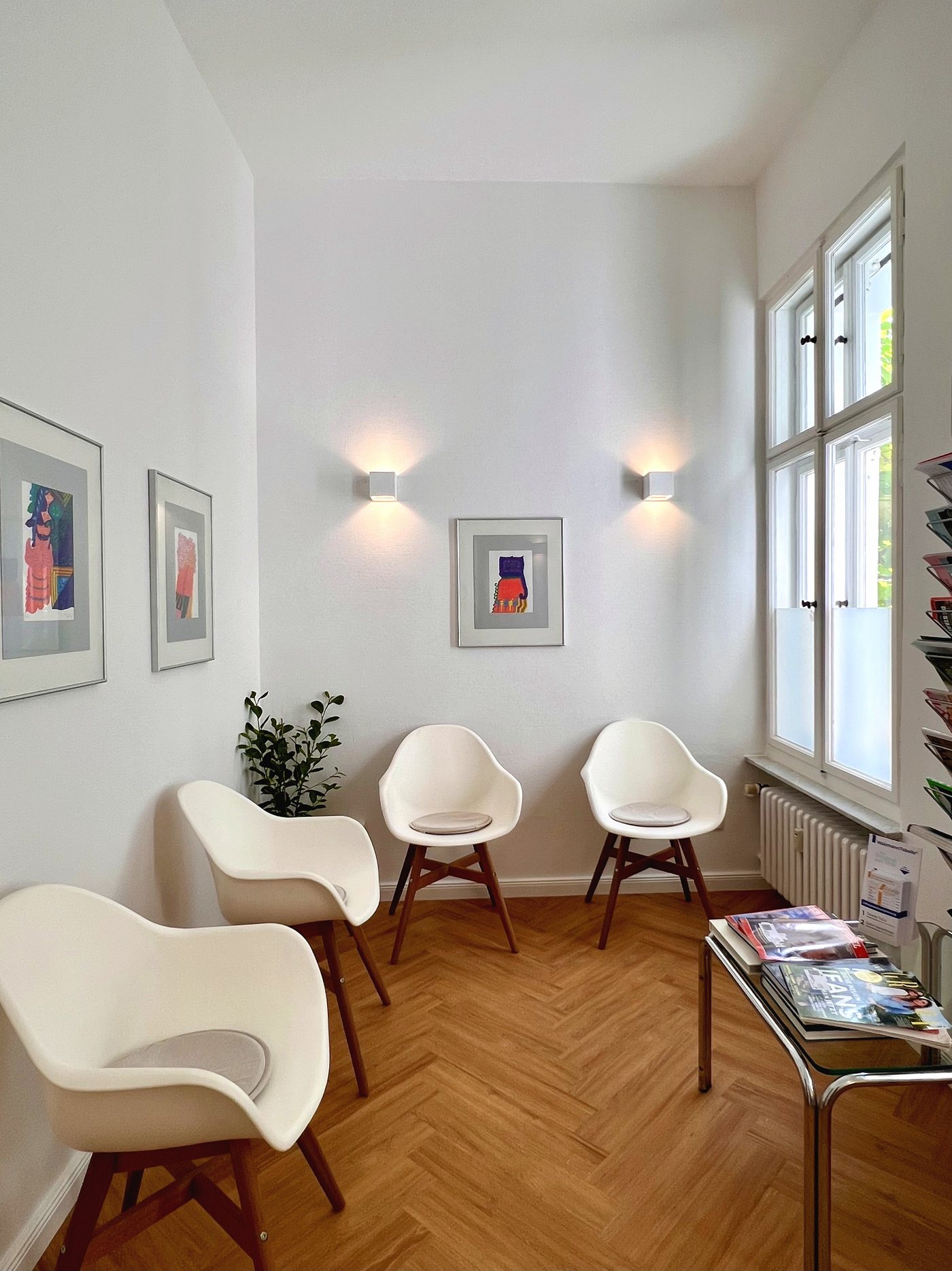 Heller Wartebereich mit Sesseln